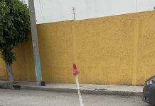 Vecinos de Alamitos exigen reparación de socavón en Miguel Barragán