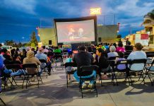 Cine al aire libre reúne a familias en ciudad Satélite