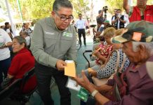 Adultos mayores reciben apoyo económico de manos del alcalde Juan Manuel Navarro