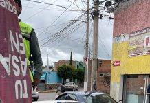 Servicios municipales retira publicidad de luminarias para mejorar la imagen urbana de Villa de Pozos