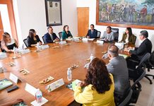 JUAN MANUEL NAVARRO ENTREGA LIBRO DEL SEGUNDO INFORME DE RESULTADOS AL CUERPO EDICILIO