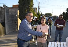 Alcalde Juan Manuel Navarro lleva entrega de huevo casa por casa llega a colonia la misión y San José del barro