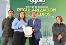 Alcalde Juan Manuel Navarro impulsa la regulación patrimonial en soledad, con entrega de 197 escrituras